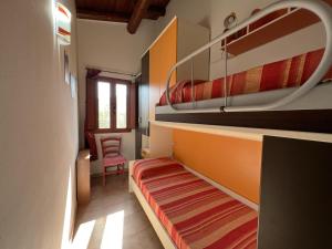 Camera piccola con letto a castello e sedia di Affittimoderni Viddalba - Villaggio Casteldoria a Viddalba