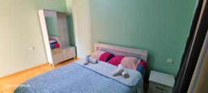 Postel nebo postele na pokoji v ubytování Rita Gujejiani Guest House
