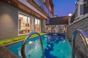 uma piscina numa casa em EKOSTAY Gold - Peninsula Villa em Lonavala