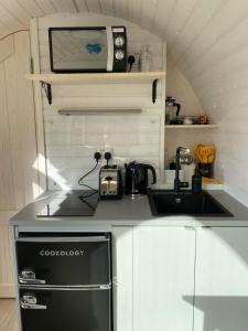 Köök või kööginurk majutusasutuses Jam First - Lydcott Glamping, Cornish Sea Views +13 fotot