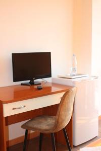 biurko z monitorem komputerowym i krzesłem w obiekcie Agriturismo Fonte Madonna w mieście Mirto