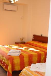 MirtoにあるAgriturismo Fonte Madonnaのベッド2台が隣同士に設置された部屋です。