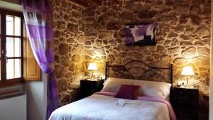 Łóżko lub łóżka w pokoju w obiekcie Casa Rural Vella da Rivera