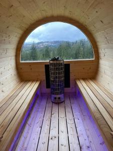 - une vue intérieure sur un sauna avec une fenêtre dans l'établissement Domek Mecenasa, à Nieledwia