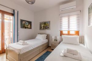 En eller flere senge i et værelse på Luxury Four Season Villa by the sea