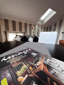 Un dormitorio con una cama con una revista. en StudiÒ Archet, en Aosta