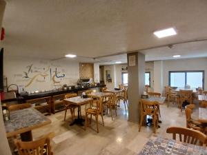安曼Layaali Amman Hotel的一间有桌椅的餐厅