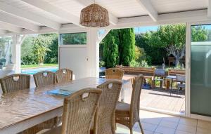 a dining room with a table and chairs at Amazing Home In Lisle Sur La Sorgue With 5 Bedrooms, Wifi And Private Swimming Pool in L'Isle-sur-la-Sorgue