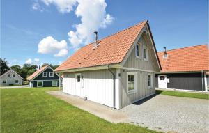 una casa con tetto arancione e garage di Marina Fiskenæs Feriepark a Gråsten