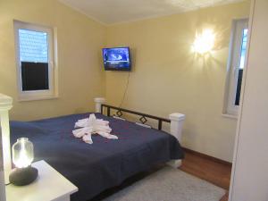 una camera da letto con un letto e una tv a parete di Ferienwohnung Welle OG a Fehmarn