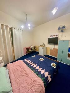ドバイにあるSalahuddin Metro Home Stayのベッド1台、薄型テレビが備わる客室です。