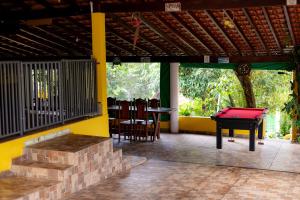 um quarto com uma mesa de pingue-pongue no meio de uma casa em Chacara em otima localizacao em Arthur Nogueira SP em Artur Nogueira
