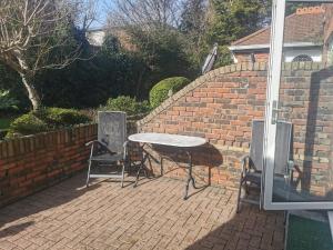 Patio nebo venkovní prostory v ubytování Single room in charming apartment with the terrace and the cat in Sandymount