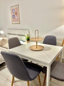 einen Esstisch mit Stühlen und einem weißen Tisch in der Unterkunft Apartment Robin - Old Town in Bratislava