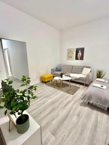 ein Wohnzimmer mit einem Sofa und einem Tisch in der Unterkunft Apartment Robin - Old Town in Bratislava
