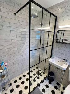A bathroom at One of a kind 3-bed maisonette with BBQ & sauna