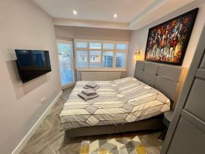 A bed or beds in a room at One of a kind 3-bed maisonette with BBQ & sauna