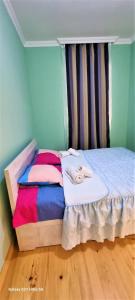 Postel nebo postele na pokoji v ubytování Rita Gujejiani Guest House