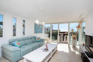 a living room with a blue couch and a table at Selecta Casa Orquídea in Casares