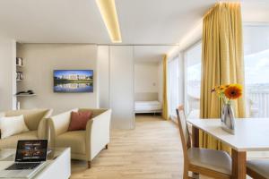 Televízia a/alebo spoločenská miestnosť v ubytovaní Vienna Grand Apartments DANUBE