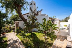 卡薩雷斯的住宿－Selecta Casa Orquídea，院子里有树的白色房子