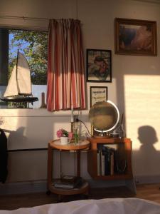 BorreにあるThe Lighthouse Cabinの鏡付きのテーブルと窓が備わる部屋