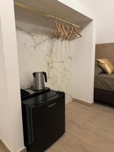 uma cozinha com um bule de café num fogão num quarto em Vista Fiera Bologna em Bolonha
