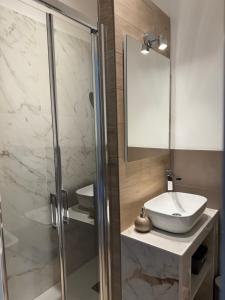 y baño con lavabo y ducha. en Vista Fiera Bologna en Bolonia