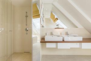 Posteľ alebo postele v izbe v ubytovaní Vienna Grand Apartments DANUBE