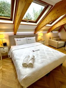 - une chambre avec un grand lit blanc et 2 fenêtres dans l'établissement Parismount, à Sceaux