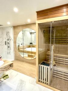 La salle de bains est pourvue d'une baignoire, d'une douche et d'un miroir. dans l'établissement Parismount, à Sceaux