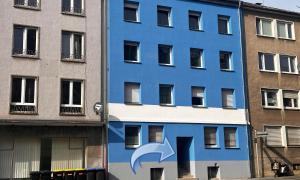 een blauw gebouw met een dolfijn erop geschilderd bij # VAZ Apartments SG01-02 ,WLAN,TV, Küche, Balkon, nahe Zentrum in Solingen