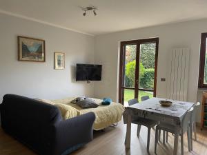 a living room with a couch and a table at La casa del Conte - Feriolo di Baveno con giardino privato in Baveno