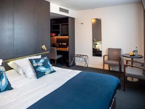 una camera d'albergo con letto, tavolo e sedie di Tower Hotel Aalst a Aalst