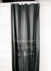 un rideau de douche qui dit que le mariage est un temps d'art vivant dans l'établissement Mikel Angelo hall, à Serres