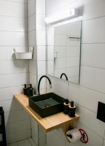 La salle de bains est pourvue d'un lavabo vert et d'un miroir. dans l'établissement Mikel Angelo hall, à Serres
