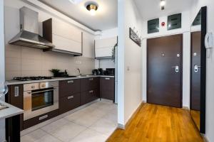 Dapur atau dapur kecil di Vivando - Bright 1BR - Green View Balcony - Parking