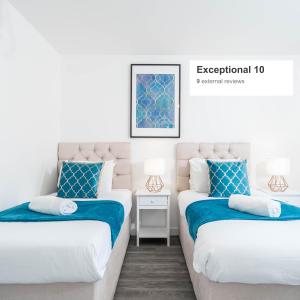 una camera con due letti di colore blu e bianco di Luxury Apartment - Twin Beds - Selly Oak - Off-street Parking - Free Netflix & Wifi - Top Rated 9CC a Birmingham