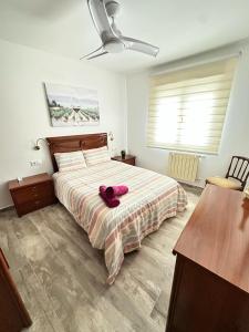 Rioja Villa by Wave Properties في Arrúbal: غرفة نوم بها سرير مع رداء احمر