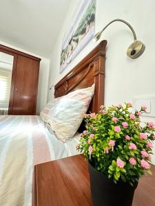 a bedroom with a bed with a lamp and a potted plant at Rioja Villa by Wave Properties in Arrúbal