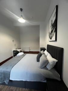 ein Schlafzimmer mit einem großen Bett mit Kissen in der Unterkunft Sauchiehall Street Apartment in Glasgow