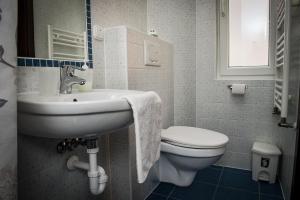 Koupelna v ubytování Kétkerék Vendégház - a mátrai szállás + 25 fotografií