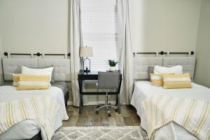 2 Betten in einem Zimmer mit einem Schreibtisch in der Unterkunft Perfect Getaway Home Near Atlanta #blm in Lithonia