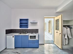 - une cuisine bleue avec évier et cuisinière dans l'établissement Villa Maria - Naoussa Fishes Blue & Grey Suite, à Náoussa