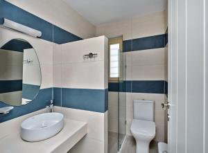 La salle de bains est pourvue d'un lavabo et de toilettes. dans l'établissement Villa Maria - Naoussa Fishes Blue & Grey Suite, à Náoussa