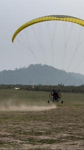 una persona volando un paracaídas en un campo en Wild Woods Tiger Resort en Nagpur