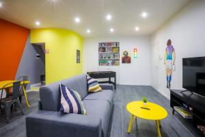 una sala de estar con un sofá y una mesa en Napoli Games Apartments by Dimorra, en Nápoles