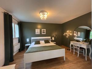 a bedroom with a bed and a table and a desk at Les Villas de Puys : Luxueuse Villa 7-9Pers in Dieppe