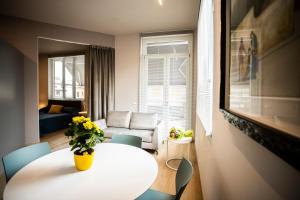 a small living room with a white table and chairs at Les Petites Maisons in Montevarchi