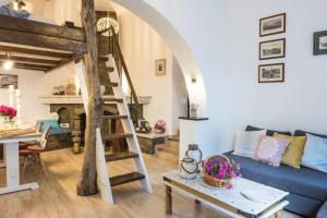 - un salon avec un canapé bleu et une échelle dans l'établissement Menemar Suite & Apt, By IdealStay Experience, à Agios Nikolaos
